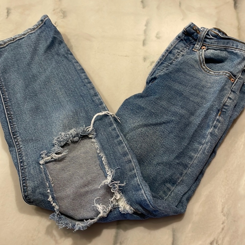 RIPPED JEANS